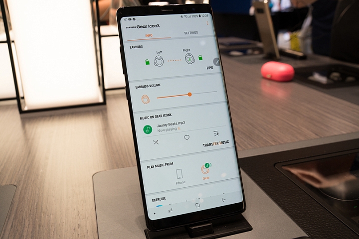 三星Gear IconX-2018動耳聽  電量跟音質有進化