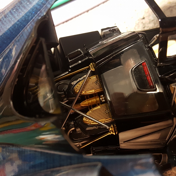 [Aoshima 1:24] 青島 風神 Pagani Huayra  對稱斜紋碳纖維 X 金屬藍（固定全開）