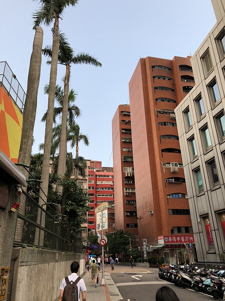 iPhone 8/8+ 照相蓋大樓
