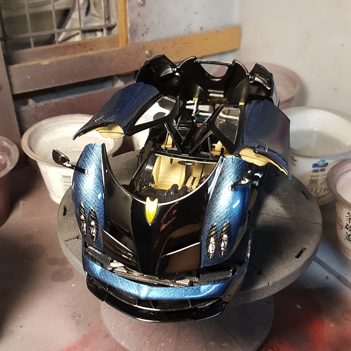 [Aoshima 1:24] 青島 風神 Pagani Huayra  對稱斜紋碳纖維 X 金屬藍（固定全開）
