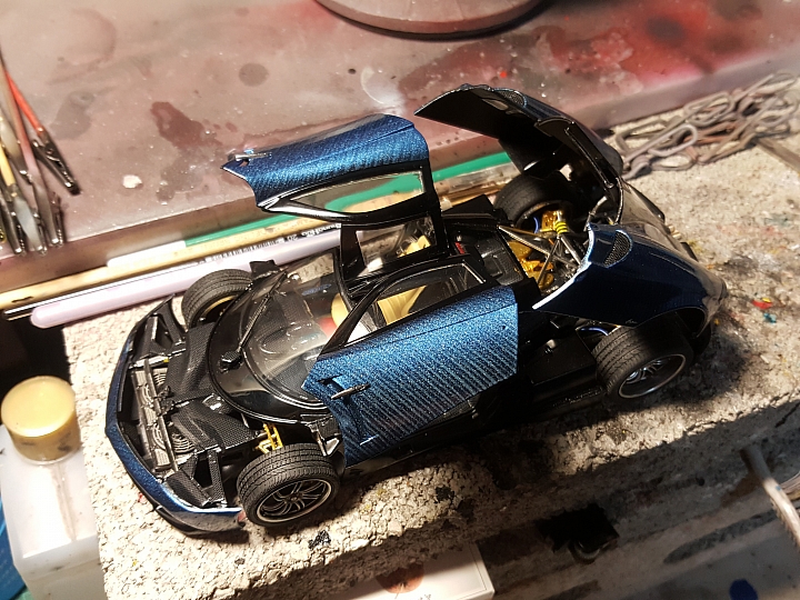 [Aoshima 1:24] 青島 風神 Pagani Huayra  對稱斜紋碳纖維 X 金屬藍（固定全開）