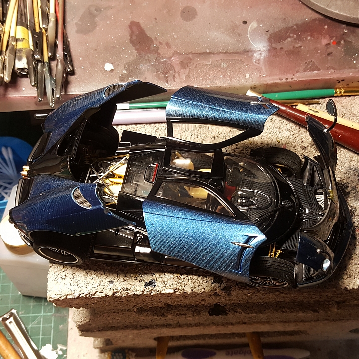 [Aoshima 1:24] 青島 風神 Pagani Huayra  對稱斜紋碳纖維 X 金屬藍（固定全開）