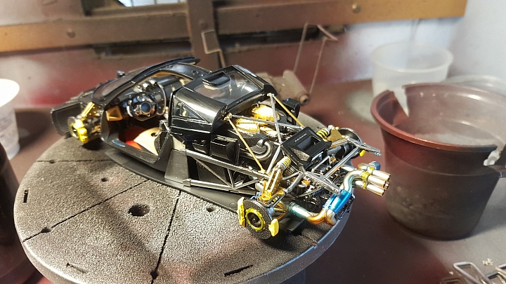 [Aoshima 1:24] 青島 風神 Pagani Huayra  對稱斜紋碳纖維 X 金屬藍（固定全開）