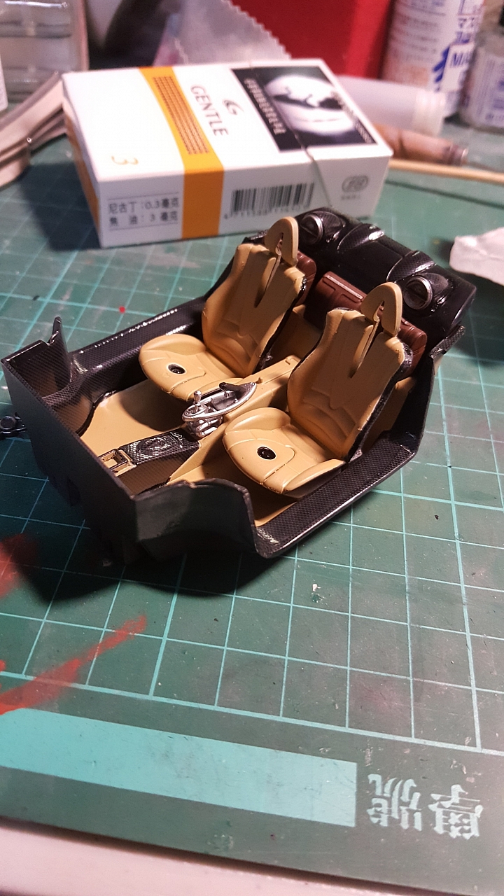 [Aoshima 1:24] 青島 風神 Pagani Huayra  對稱斜紋碳纖維 X 金屬藍（固定全開）