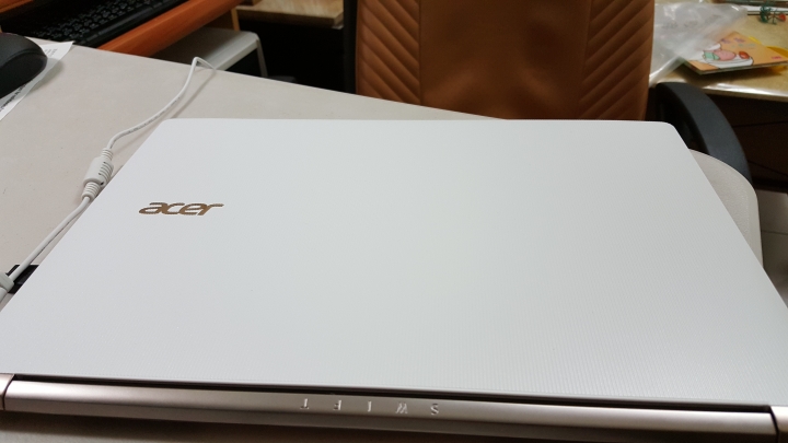acer swift 5 小白剛開箱就漏電..正常嗎 ?