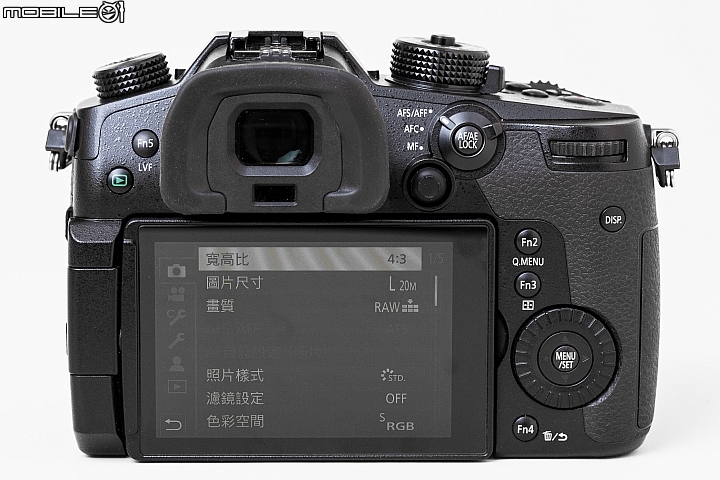 內建五軸五級防手震 4K 60p 錄影加持 ‧Panasonic Lumix DC-GH5