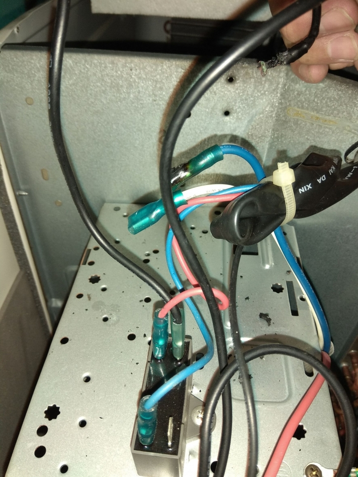 想請問一下兩頓冷氣機的室外機裡面電線的配置