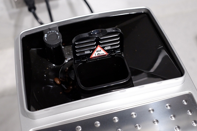 升級有感！義大利 Delonghi 迪朗奇 ECAM 22.110.SB 全自動咖啡機