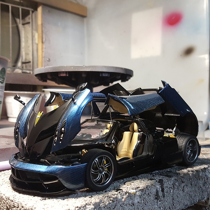 [Aoshima 1:24] 青島 風神 Pagani Huayra  對稱斜紋碳纖維 X 金屬藍（固定全開）