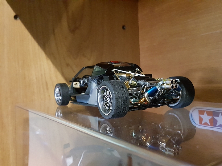 [Aoshima 1:24] 青島 風神 Pagani Huayra  對稱斜紋碳纖維 X 金屬藍（固定全開）