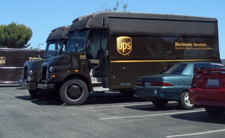 請問聯邦快遞或UPS在美國送貨車