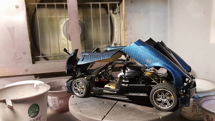 [Aoshima 1:24] 青島 風神 Pagani Huayra  對稱斜紋碳纖維 X 金屬藍（固定全開）