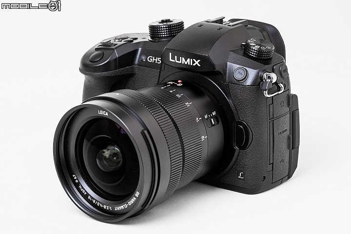 內建五軸五級防手震 4K 60p 錄影加持 ‧Panasonic Lumix DC-GH5