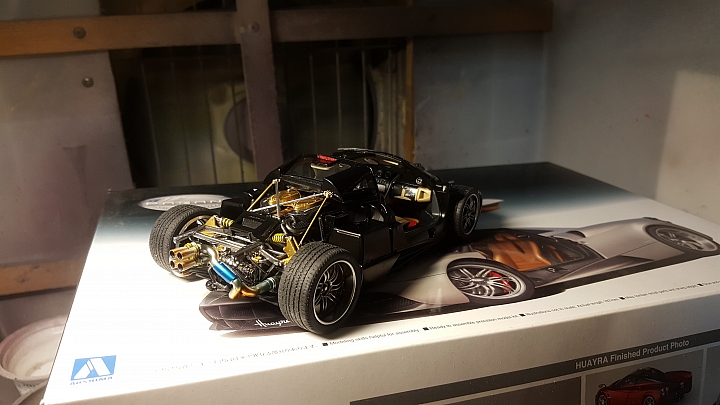 [Aoshima 1:24] 青島 風神 Pagani Huayra  對稱斜紋碳纖維 X 金屬藍（固定全開）