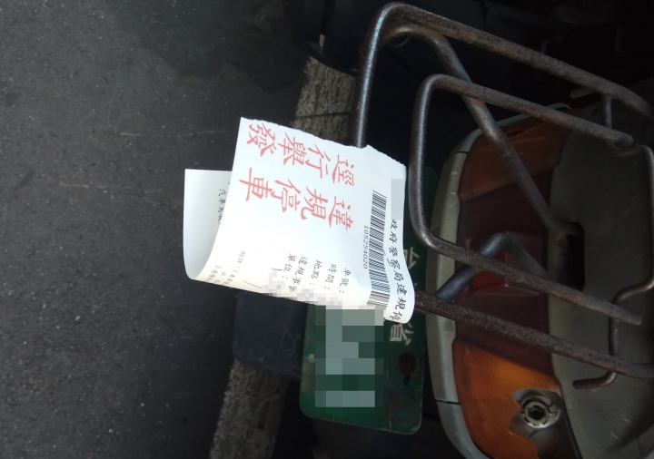 停在機車停車格的機車幾乎都被開單了