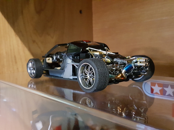[Aoshima 1:24] 青島 風神 Pagani Huayra  對稱斜紋碳纖維 X 金屬藍（固定全開）