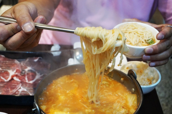 【台南吃到飽】一鼎鍋環河店｜新店報到！10/5開幕兩人同行一人免費／新型態吃到飽／春川炒雞、韓式部隊鍋吃到飽／打卡再送花雕雞／肉品自助吧飲料無限放題