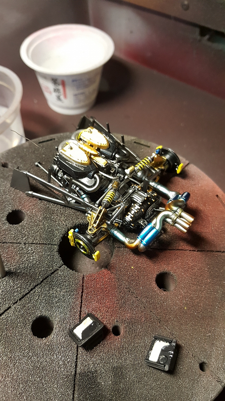 [Aoshima 1:24] 青島 風神 Pagani Huayra  對稱斜紋碳纖維 X 金屬藍（固定全開）