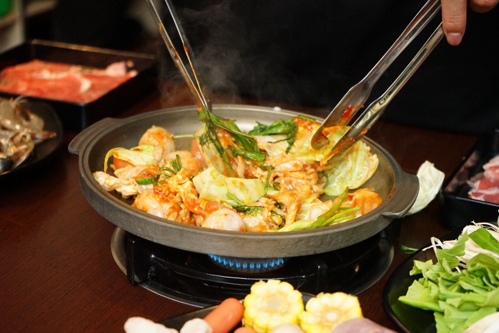【台南吃到飽】一鼎鍋環河店｜新店報到！10/5開幕兩人同行一人免費／新型態吃到飽／春川炒雞、韓式部隊鍋吃到飽／打卡再送花雕雞／肉品自助吧飲料無限放題