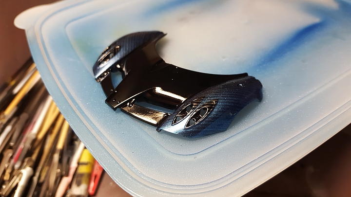 [Aoshima 1:24] 青島 風神 Pagani Huayra  對稱斜紋碳纖維 X 金屬藍（固定全開）