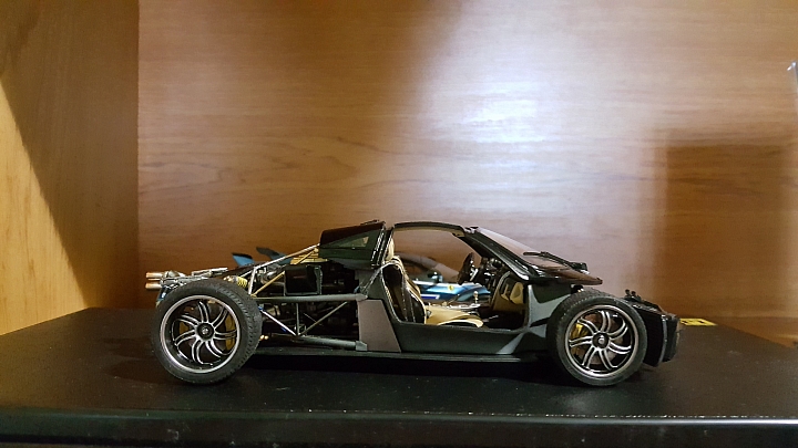 [Aoshima 1:24] 青島 風神 Pagani Huayra  對稱斜紋碳纖維 X 金屬藍（固定全開）