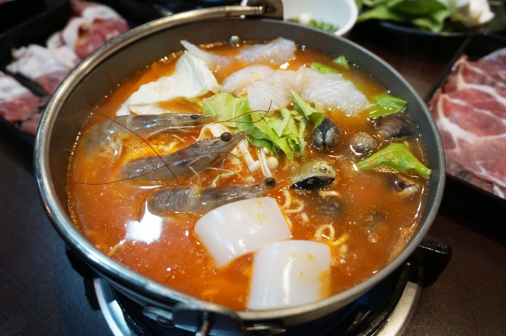 【台南吃到飽】一鼎鍋環河店｜新店報到！10/5開幕兩人同行一人免費／新型態吃到飽／春川炒雞、韓式部隊鍋吃到飽／打卡再送花雕雞／肉品自助吧飲料無限放題