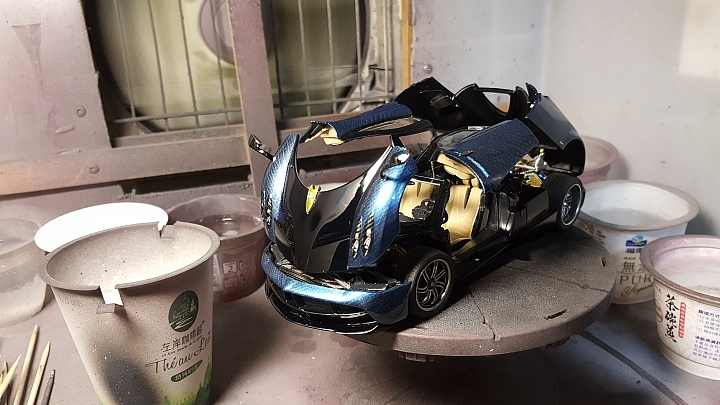 [Aoshima 1:24] 青島 風神 Pagani Huayra  對稱斜紋碳纖維 X 金屬藍（固定全開）