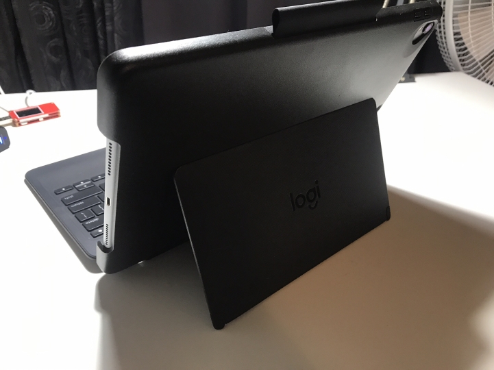 開箱文-10.5寸 iPad Pro / Logitech Slim Combo / EnergieMax PD 充電器