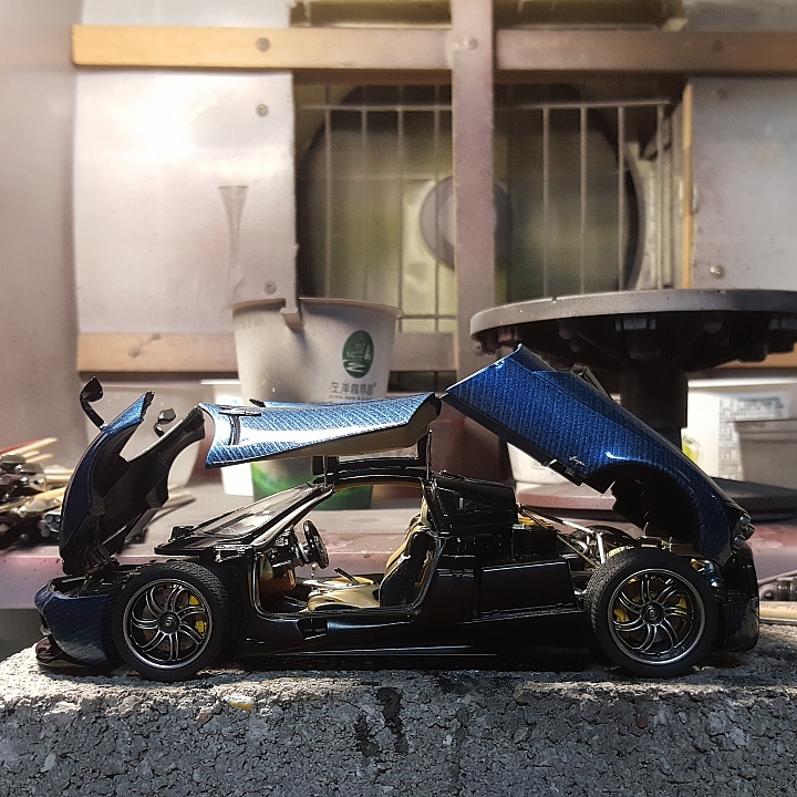 [Aoshima 1:24] 青島 風神 Pagani Huayra  對稱斜紋碳纖維 X 金屬藍（固定全開）
