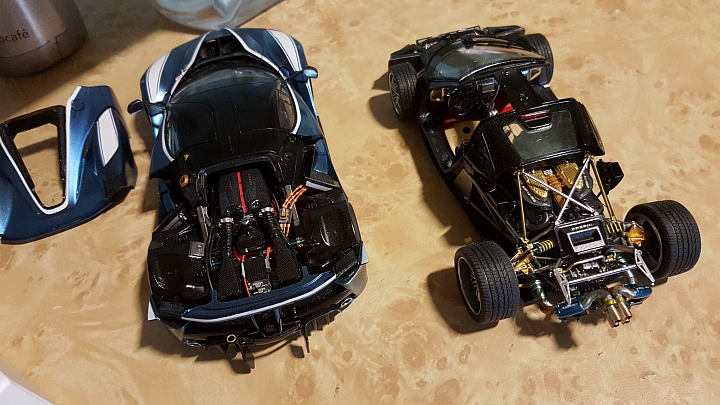 [Aoshima 1:24] 青島 風神 Pagani Huayra  對稱斜紋碳纖維 X 金屬藍（固定全開）