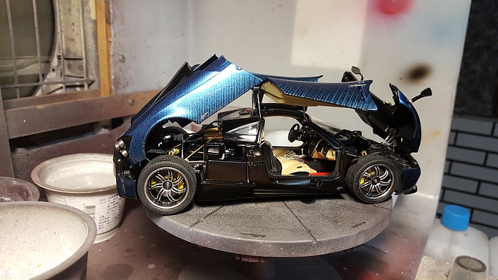 [Aoshima 1:24] 青島 風神 Pagani Huayra  對稱斜紋碳纖維 X 金屬藍（固定全開）