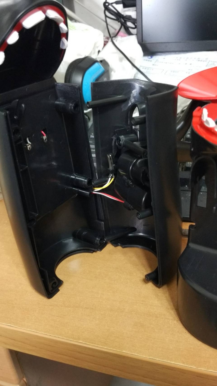 [簡易維修]大陸版無臉男電動存錢桶 動作相反修正 錢拿起來才做動