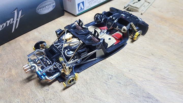 [Aoshima 1:24] 青島 風神 Pagani Huayra  對稱斜紋碳纖維 X 金屬藍（固定全開）