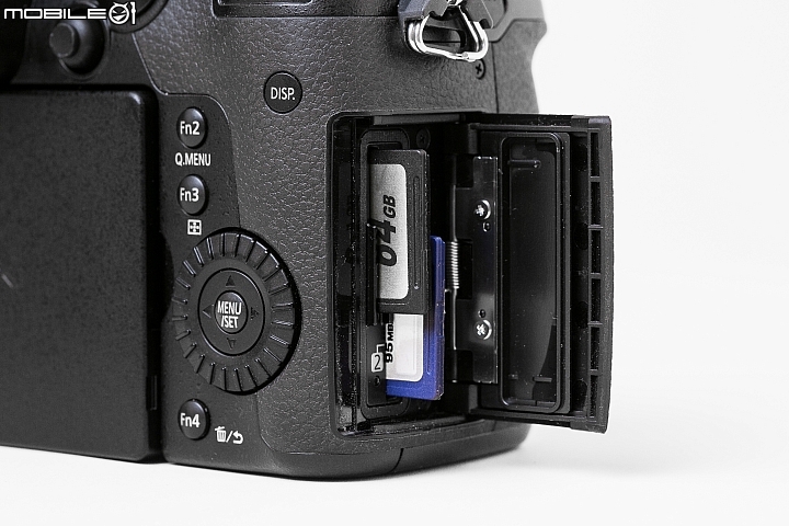 內建五軸五級防手震 4K 60p 錄影加持 ‧Panasonic Lumix DC-GH5