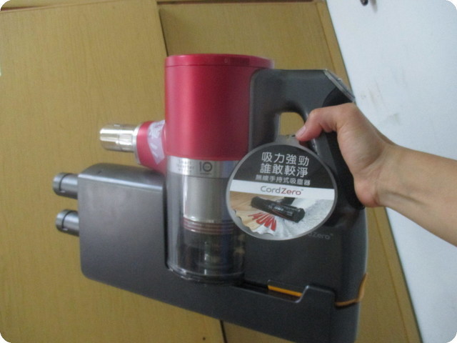 (開箱) {獨占鰲頭}多功能吸頭組{強猛勇又耐超}【"LG CordZero A9無線吸塵器"】(時尚紅)~深深讓我愛不釋手。