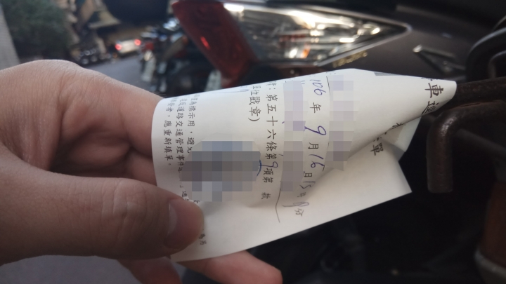 停在機車停車格的機車幾乎都被開單了