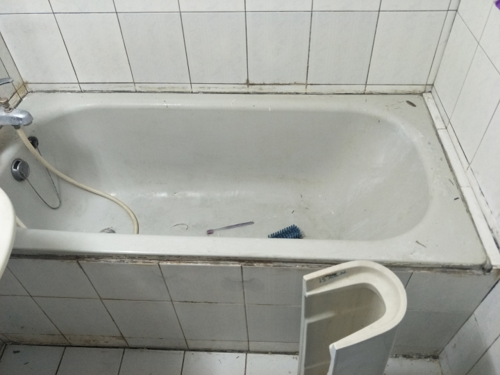 想請教浴室與磁磚的縫