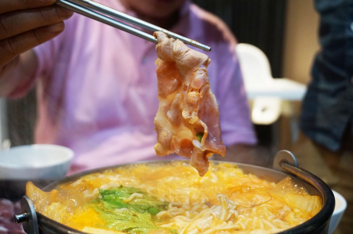 【台南吃到飽】一鼎鍋環河店｜新店報到！10/5開幕兩人同行一人免費／新型態吃到飽／春川炒雞、韓式部隊鍋吃到飽／打卡再送花雕雞／肉品自助吧飲料無限放題