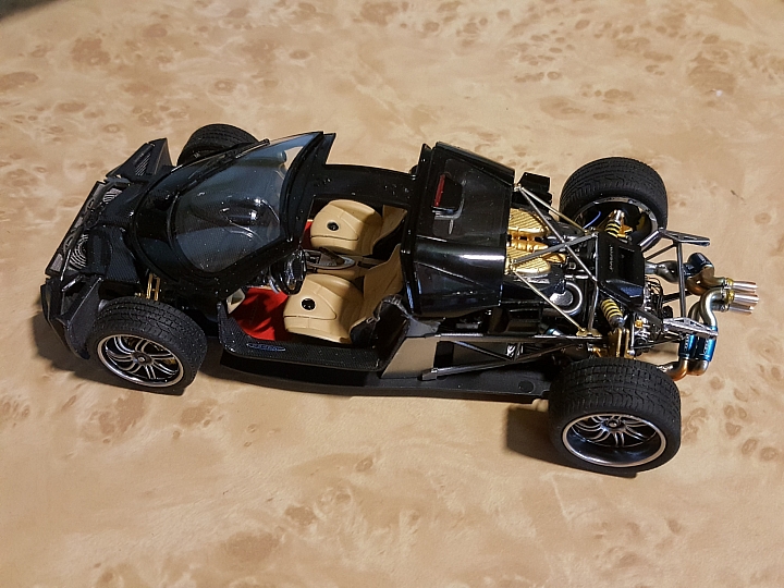 [Aoshima 1:24] 青島 風神 Pagani Huayra  對稱斜紋碳纖維 X 金屬藍（固定全開）