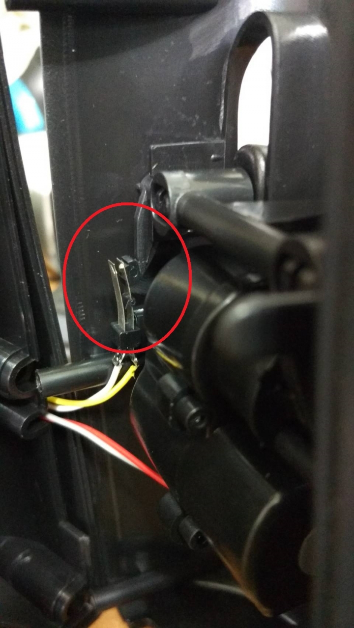 [簡易維修]大陸版無臉男電動存錢桶 動作相反修正 錢拿起來才做動