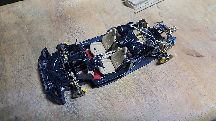[Aoshima 1:24] 青島 風神 Pagani Huayra  對稱斜紋碳纖維 X 金屬藍（固定全開）