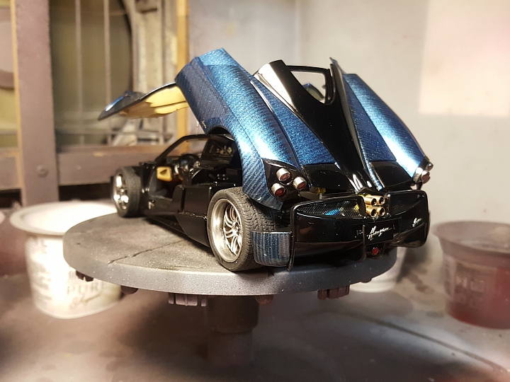 [Aoshima 1:24] 青島 風神 Pagani Huayra  對稱斜紋碳纖維 X 金屬藍（固定全開）
