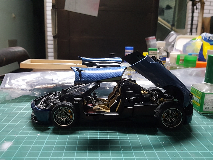 [Aoshima 1:24] 青島 風神 Pagani Huayra  對稱斜紋碳纖維 X 金屬藍（固定全開）