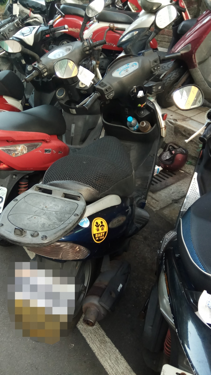 停在機車停車格的機車幾乎都被開單了