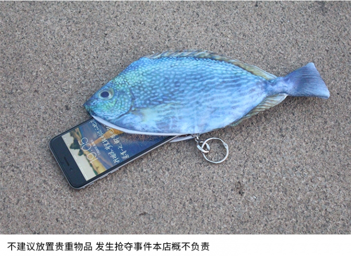 掛一尾咸魚在車尾 !