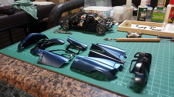 [Aoshima 1:24] 青島 風神 Pagani Huayra  對稱斜紋碳纖維 X 金屬藍（固定全開）