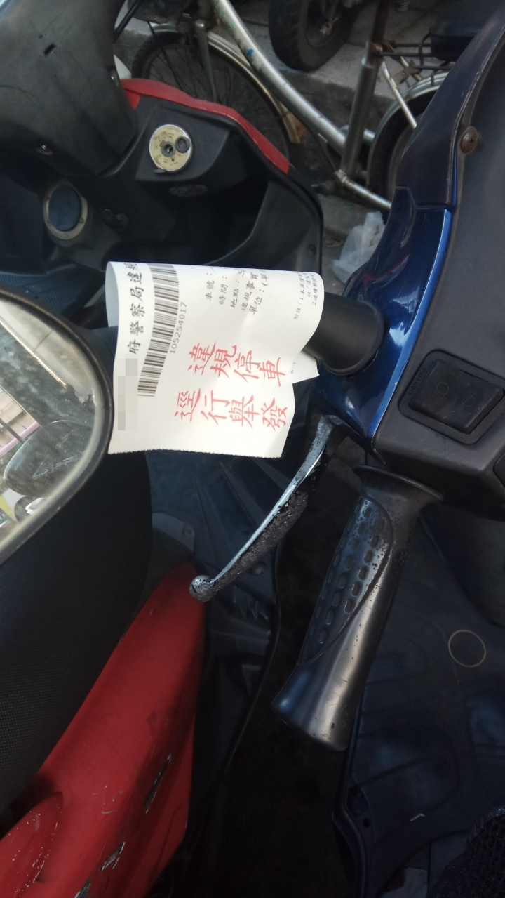 停在機車停車格的機車幾乎都被開單了