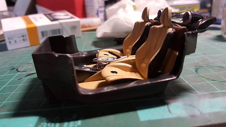 [Aoshima 1:24] 青島 風神 Pagani Huayra  對稱斜紋碳纖維 X 金屬藍（固定全開）