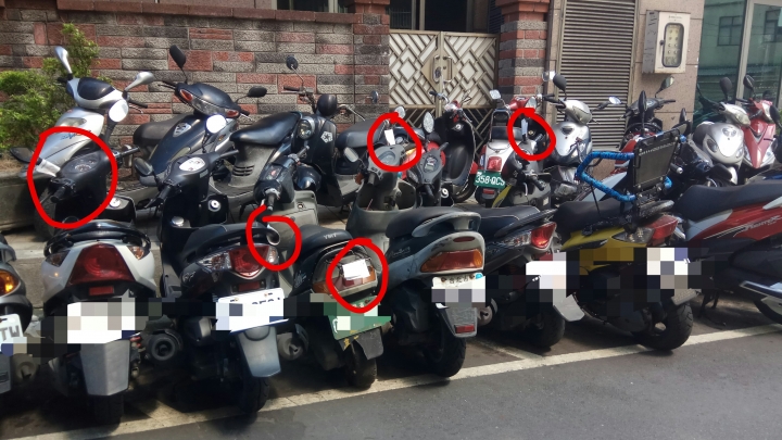 停在機車停車格的機車幾乎都被開單了