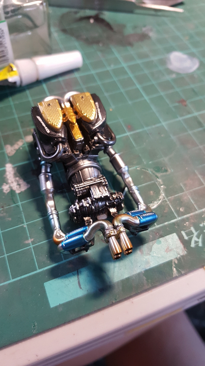 [Aoshima 1:24] 青島 風神 Pagani Huayra  對稱斜紋碳纖維 X 金屬藍（固定全開）